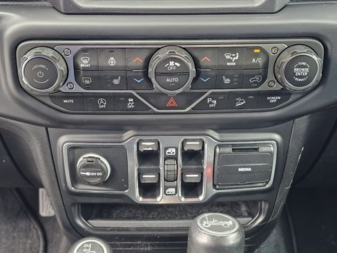 Used 2020 Jeep Wrangler Unlimited Sahara image 25