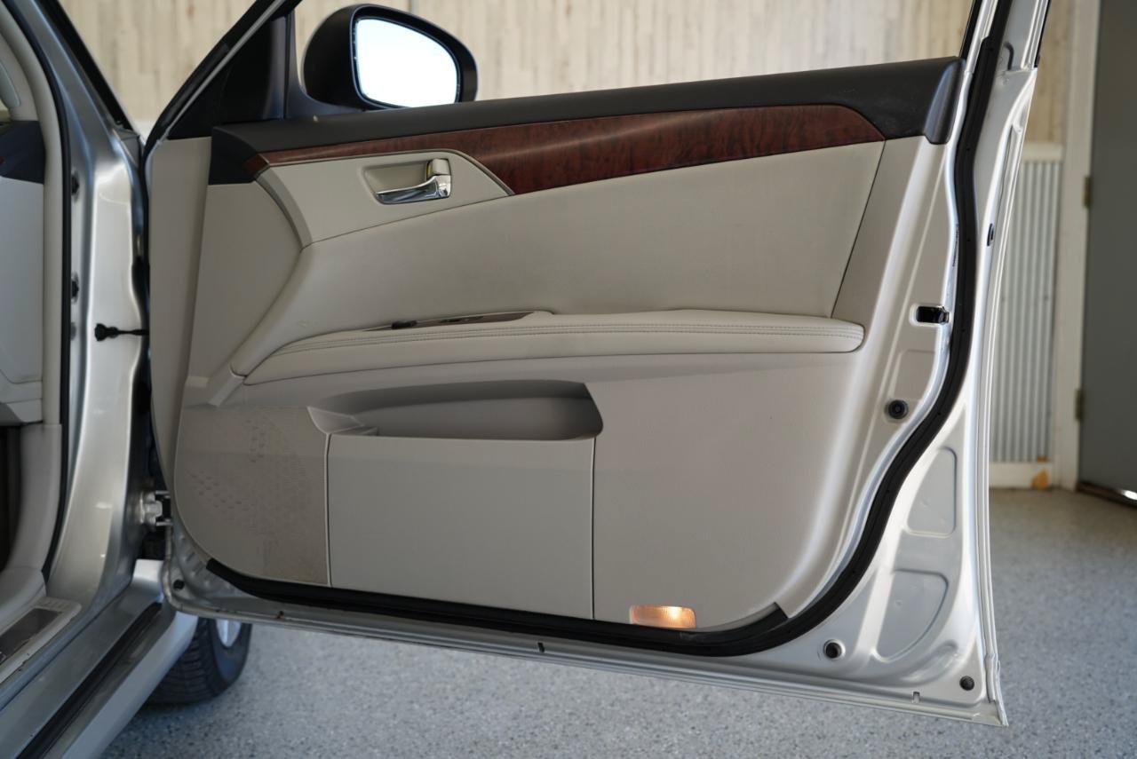 Used 2012 Toyota Avalon Limited FWD image 32