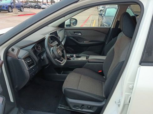 Used 2023 Nissan Rogue SV image 3