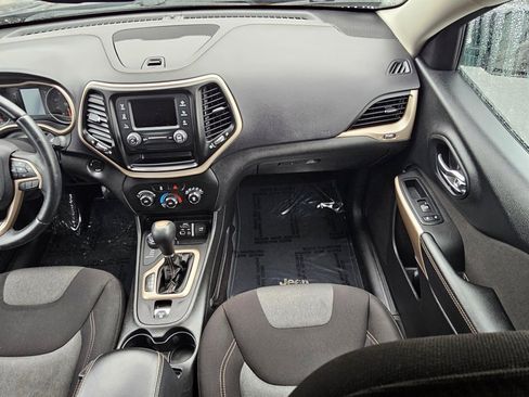 Used 2018 Jeep Cherokee Latitude w/ Altitude Package image 4