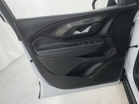 Used 2024 GMC Terrain SLT image 19