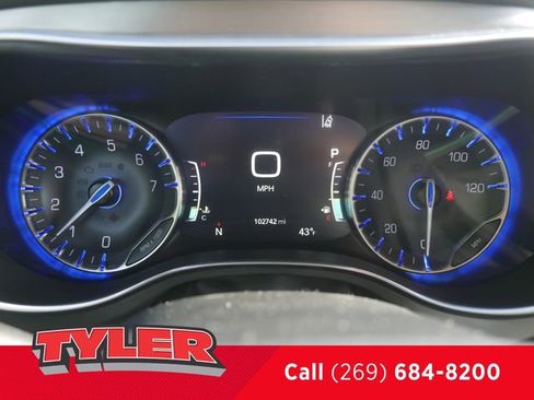 Used 2023 Chrysler Pacifica Limited w/ Uconnect Theater Family Group FWD image 48