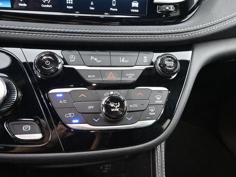 Used 2026 Chrysler Pacifica Limited FWD image 37