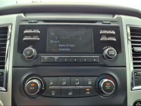 Used 2018 Nissan Titan SV image 21