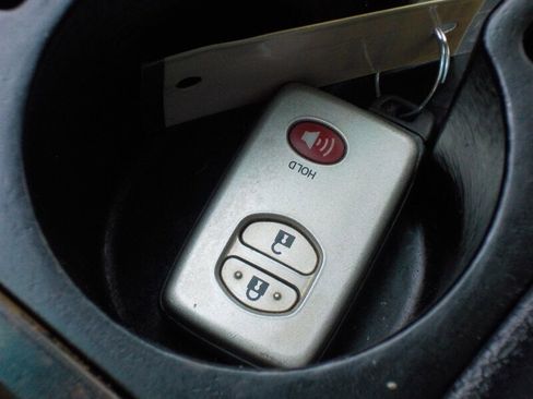 Used 2010 Toyota Land Cruiser image 32