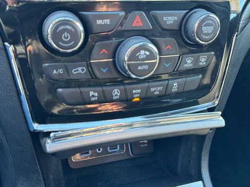 Certified 2022 Jeep Grand Cherokee Laredo X image 27