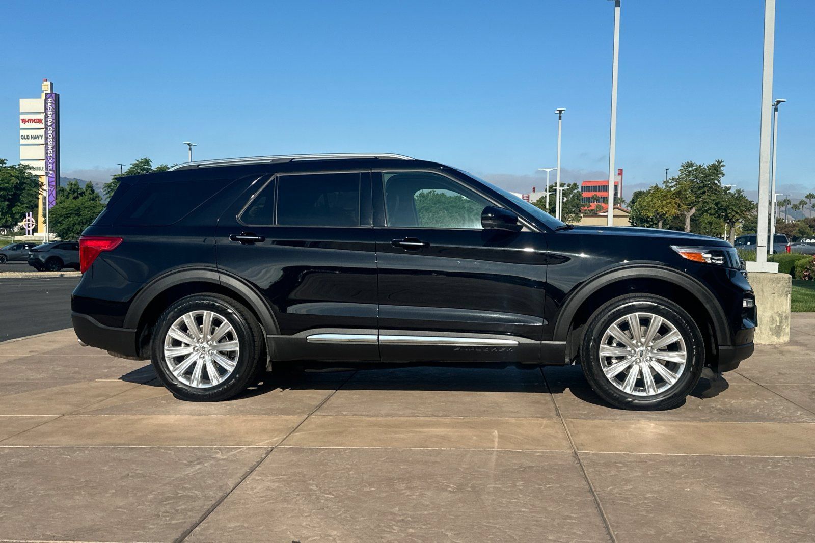 Used 2023 Ford Explorer Limited w/ Limited Technology Package RWD image 3