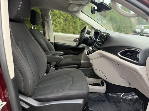 Used 2023 Chrysler Voyager LX image 20