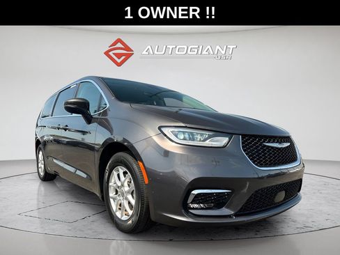 Used 2023 Chrysler Pacifica Touring-L FWD image 11