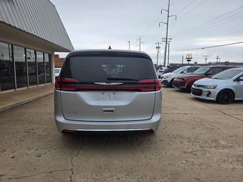 Used 2024 Chrysler Pacifica Touring-L FWD image 7
