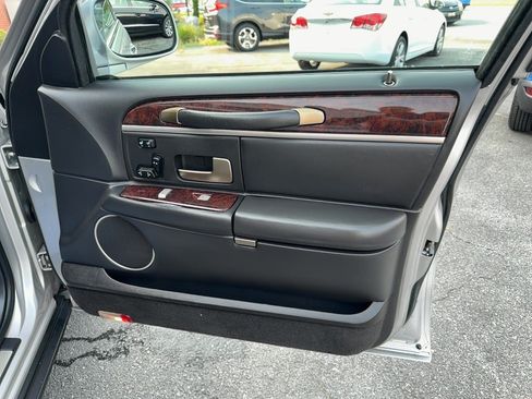 Used 2009 Lincoln Town Car Signature Limited RWD image 18