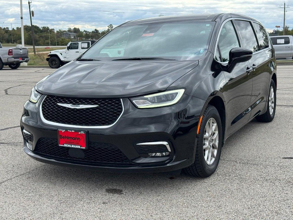 Used 2025 Chrysler Pacifica Select FWD image 11