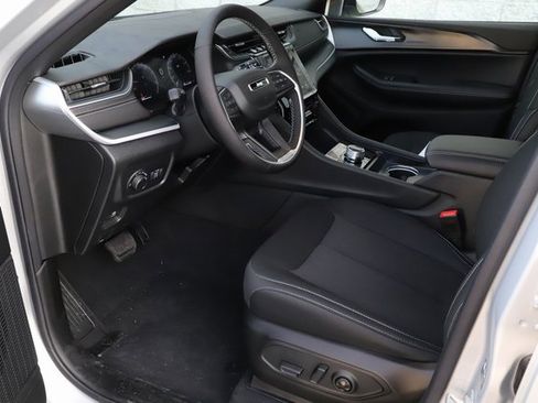 New 2025 Jeep Grand Cherokee 4WD image 8