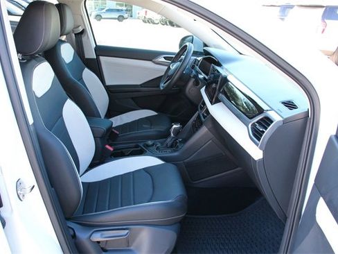 Certified 2025 Volkswagen Taos SEL image 28