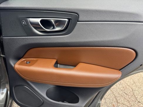 Used 2018 Volvo XC60 T6 Momentum w/ Vision Package image 24