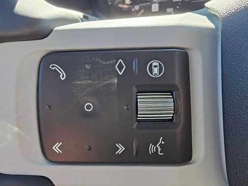 New 2024 Land Rover Defender 110 SE image 30