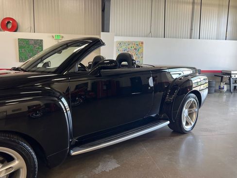 Used 2003 Chevrolet SSR w/ Preferred Equipment Group image 37