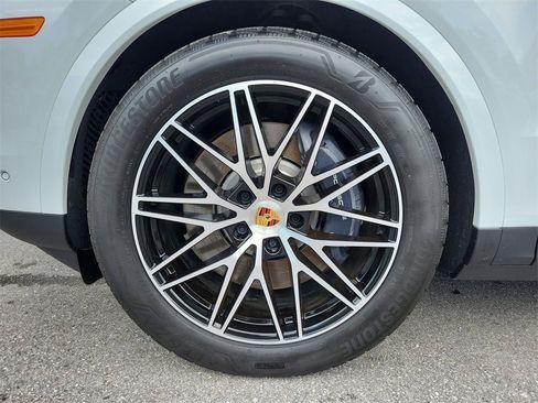 Used 2025 Porsche Cayenne E-Hybrid image 11