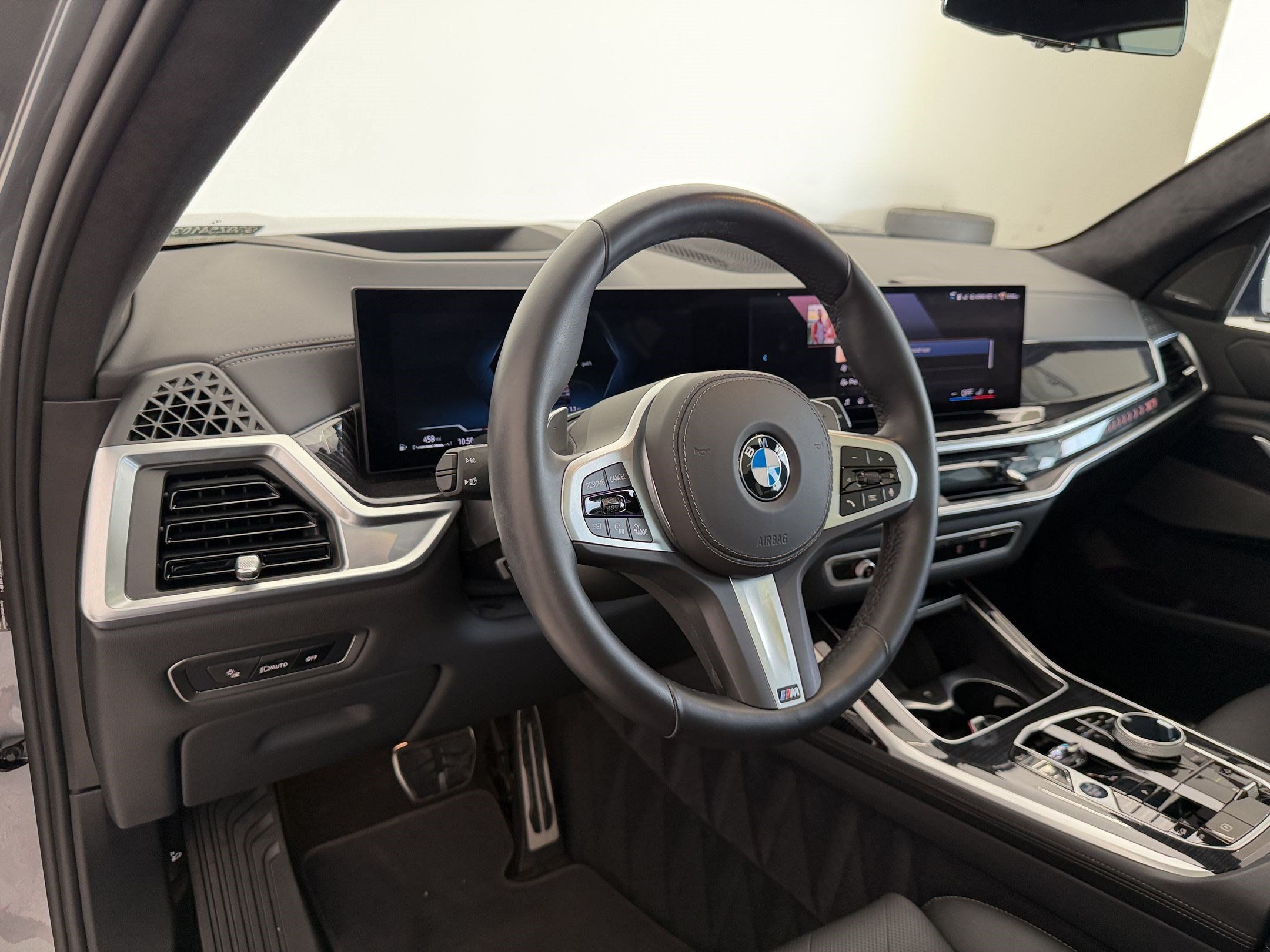 Used 2025 BMW X7 xDrive40i w/ M Sport Package AWD/4WD image 4