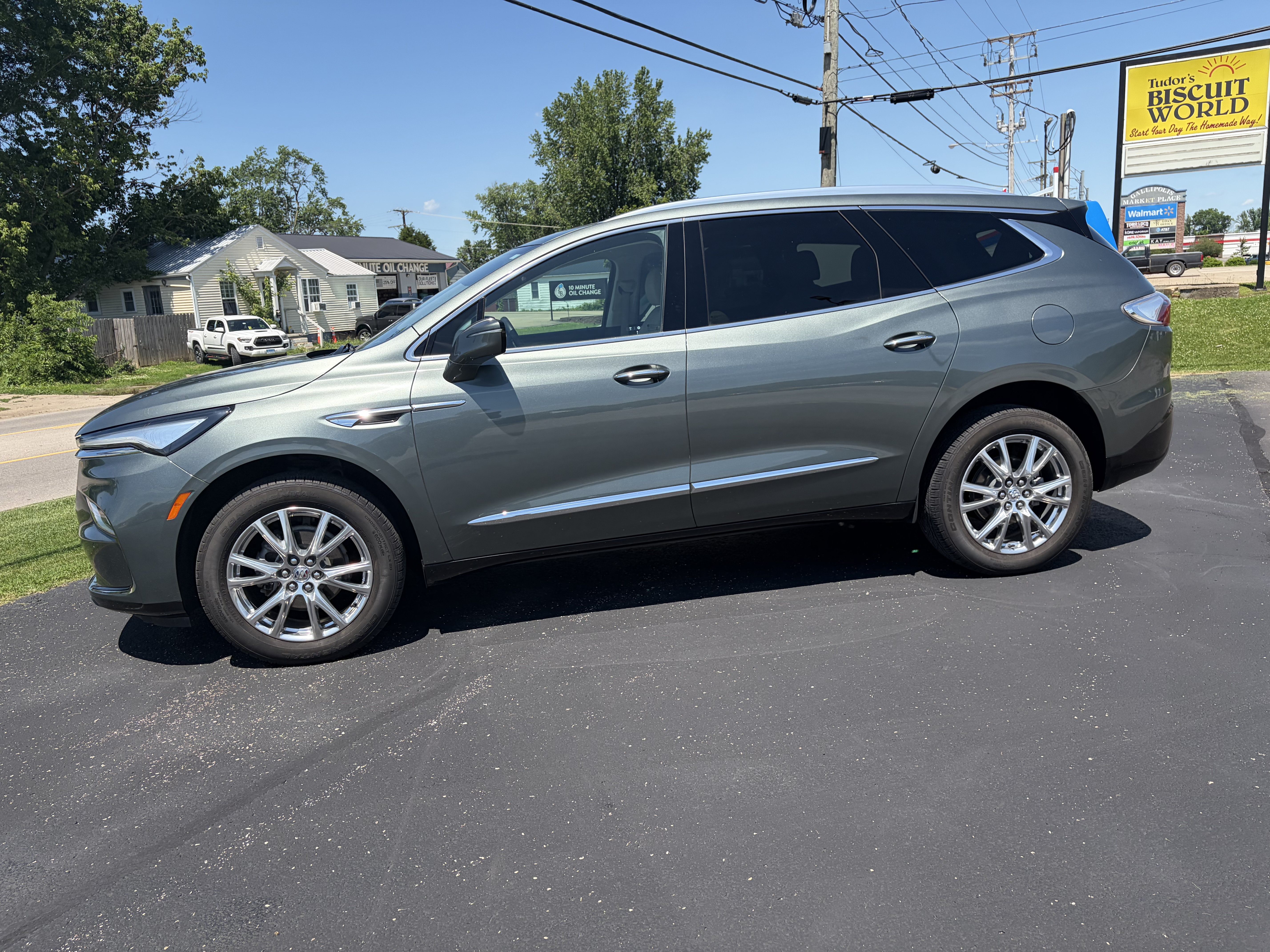 Used 2023 Buick Enclave Essence w/ Experience Buick Package FWD image 2
