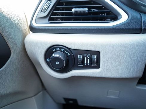 Used 2024 Chrysler Pacifica Touring-L image 30