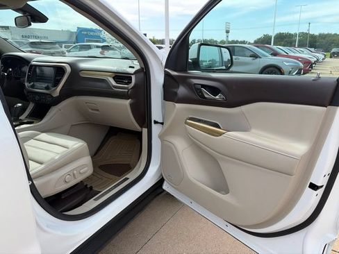 Used 2017 GMC Acadia Denali w/ Technology Package FWD image 23