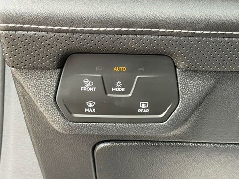 Used 2024 Volkswagen Atlas SE w/ Panoramic Sunroof Package FWD image 20