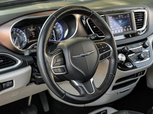 Used 2019 Chrysler Pacifica Touring-L image 4