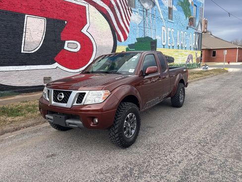 Used 2017 Nissan Frontier PRO-4X w/ Pro-4x Graphics Package image 2