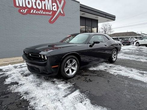 Used 2016 Dodge Challenger SXT image 2