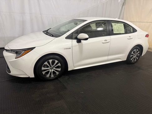 Used 2020 Toyota Corolla LE image 2