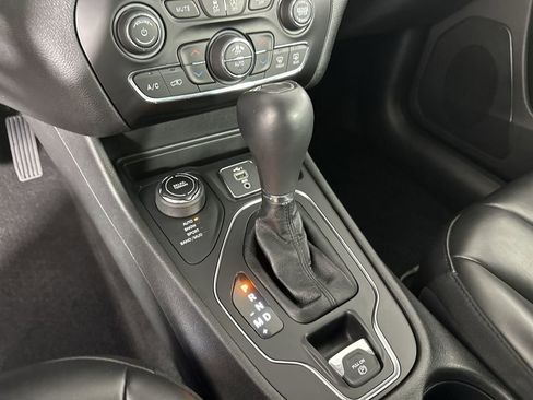 Used 2020 Jeep Cherokee Latitude Plus w/ Comfort/Convenience Group image 18