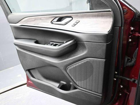 Used 2023 Jeep Grand Cherokee Limited image 11