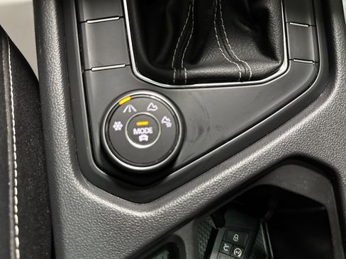 Certified 2022 Volkswagen Taos SE image 23