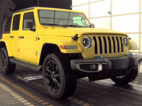 Used 2023 Jeep Wrangler Unlimited Sahara AWD/4WD image 3