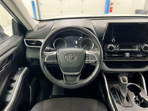 Used 2025 Toyota Highlander LE AWD/4WD image 11
