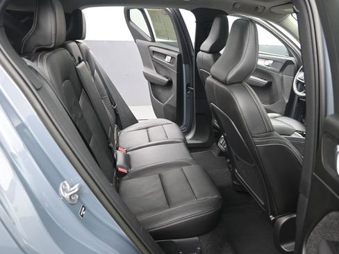 Used 2023 Volvo XC40 B4 Plus image 13