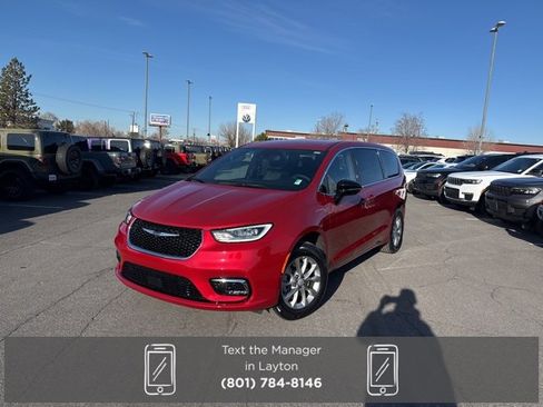 New 2026 Chrysler Pacifica Select image 2