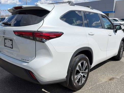 Used 2023 Toyota Highlander XLE image 4