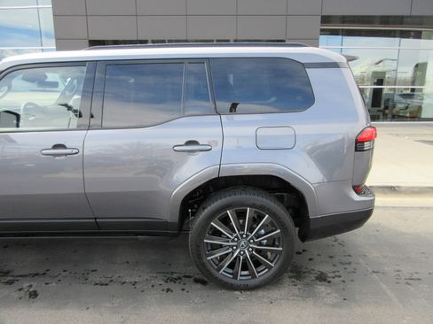 Used 2026 Lexus GX 550 w/ Cold Area Package image 4