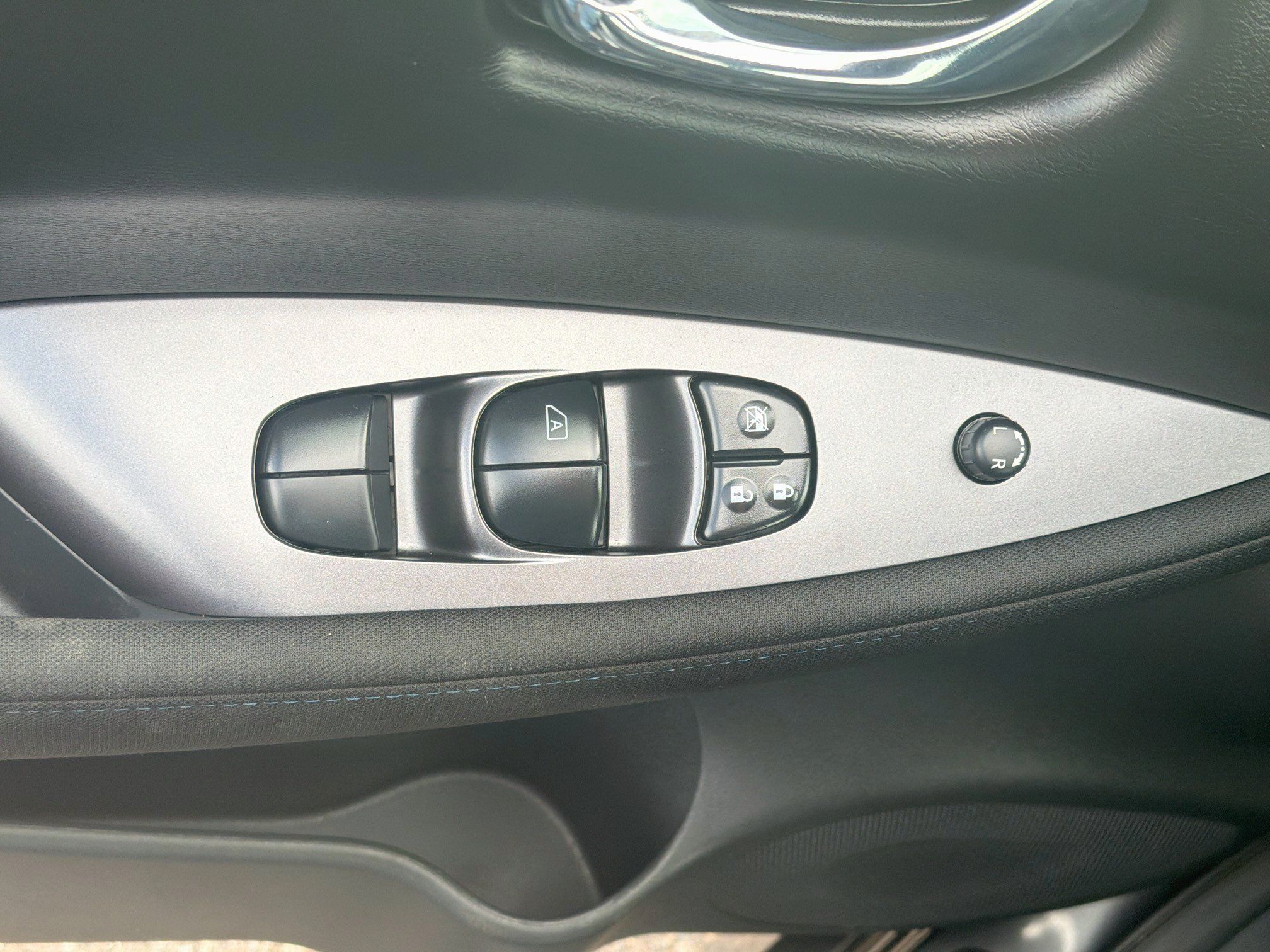 Used 2025 Nissan Leaf S FWD image 15