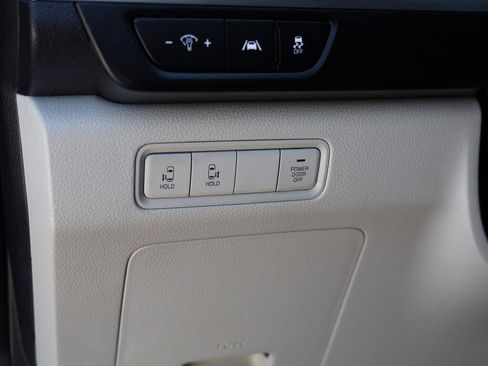 Used 2023 Kia Carnival LX FWD image 11