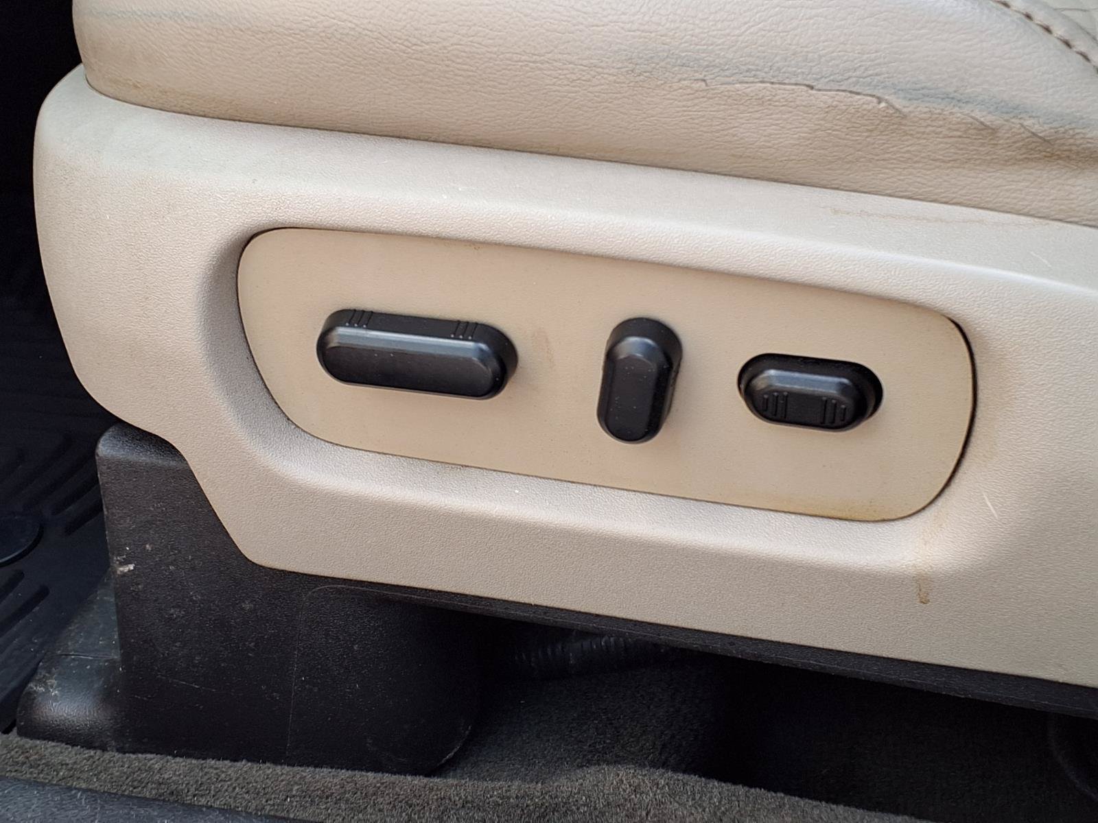 Used 2014 Ford Explorer XLT w/ Equipment Group 202A FWD image 13