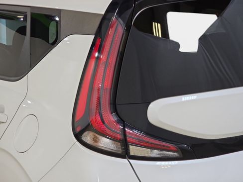 Used 2023 Kia Soul LX w/ LX Technology Package FWD image 29