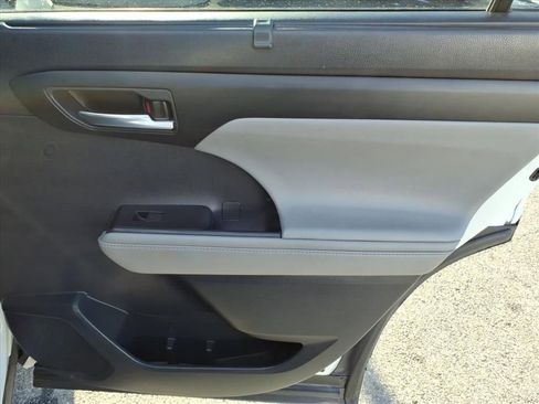 Used 2020 Toyota Highlander XLE image 19