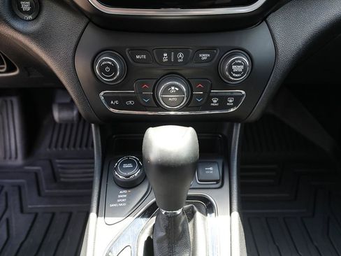 Used 2019 Jeep Cherokee Limited AWD/4WD image 20