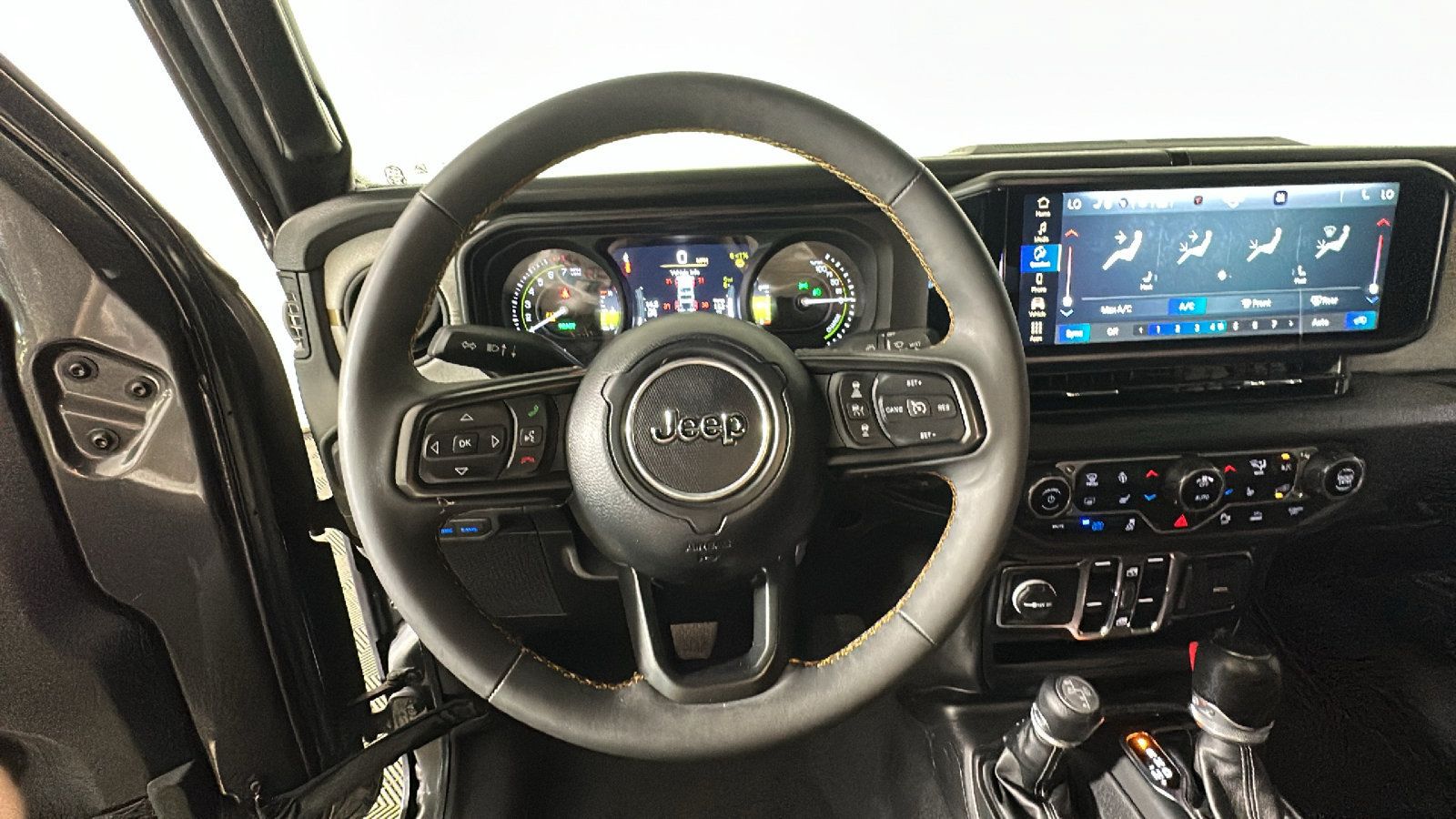 Used 2024 Jeep Wrangler Unlimited w/ Convenience Group AWD/4WD image 17