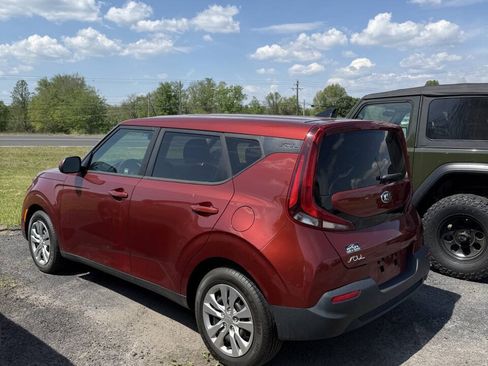 Used 2020 Kia Soul LX FWD image 2