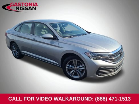 Used 2024 Volkswagen Jetta SE image 1