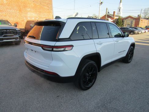 Used 2024 Jeep Grand Cherokee Altitude AWD/4WD image 3